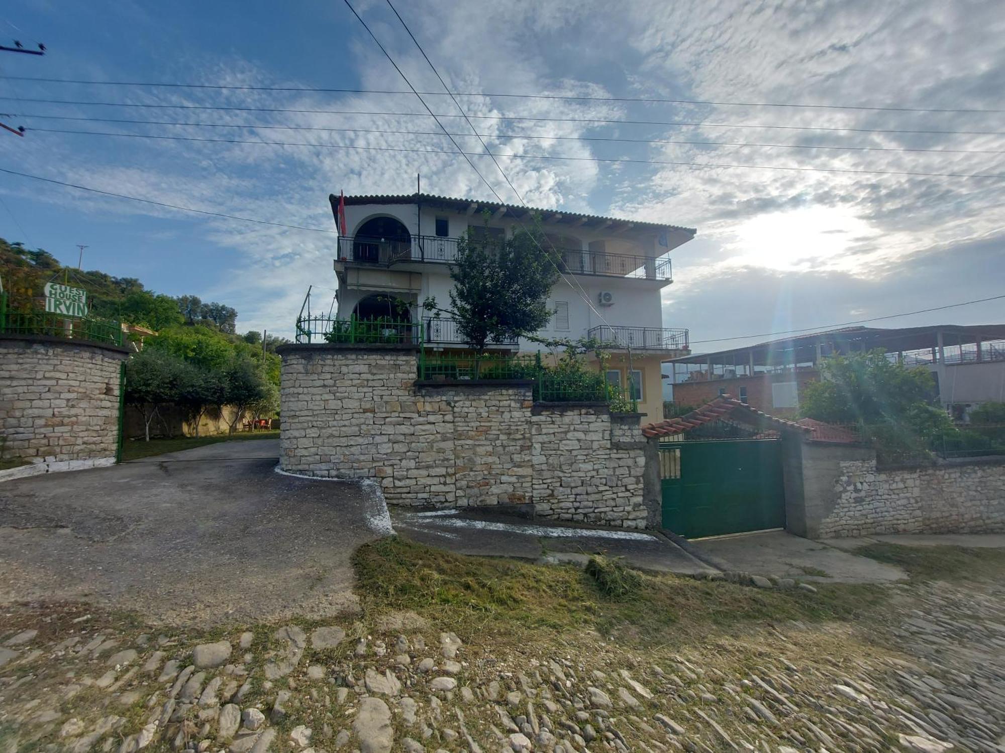 Guest House Irvin Berat Exterior foto